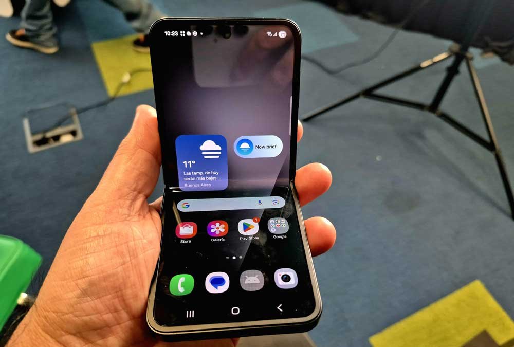Samsung Galaxy Z Flip 7 FE abierto con la pantalla plegada.