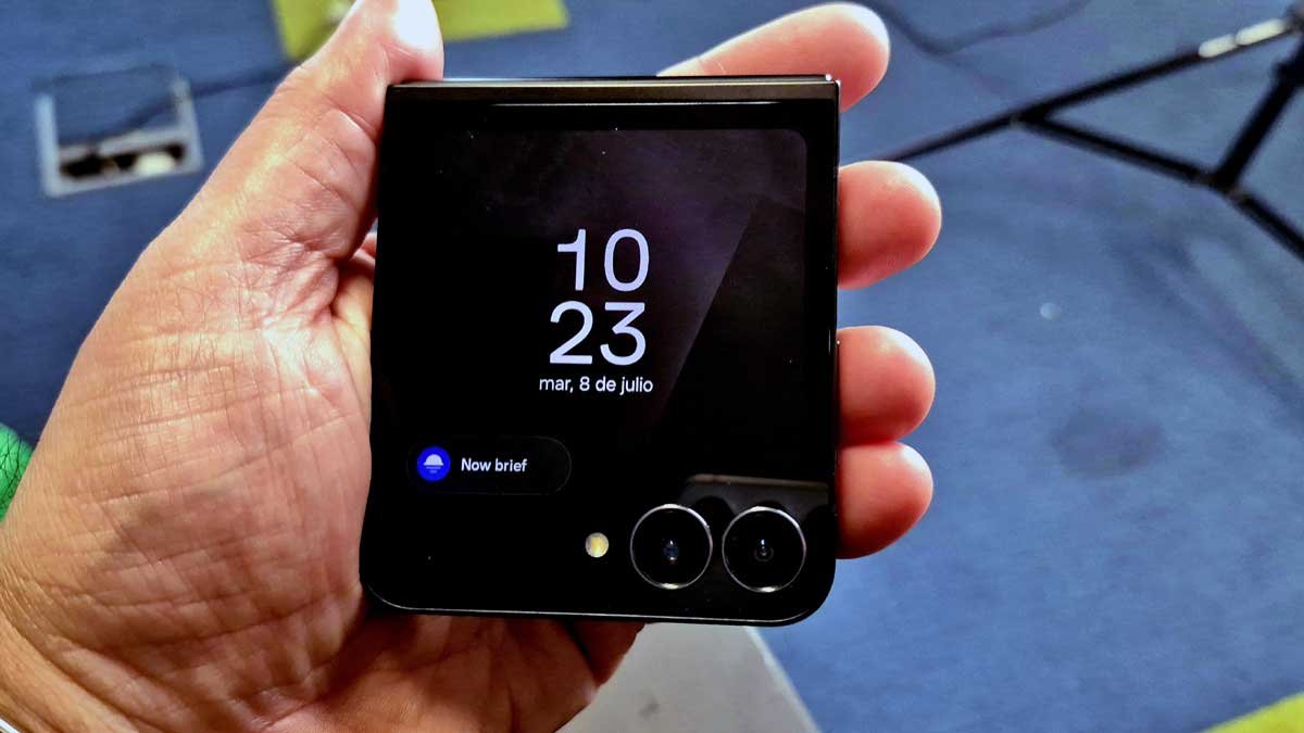 Samsung Galaxy Z Flip 7 FE cerrado con la pantalla externa.
