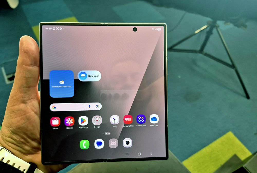 Samsung Galaxy Z Fold 7 con la pantalla desplegada