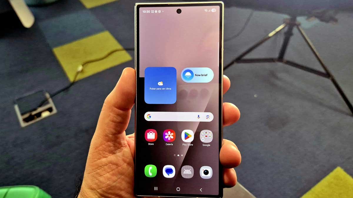 Samsung Galaxy Z Fold 7 cerrado con pantalla externa.