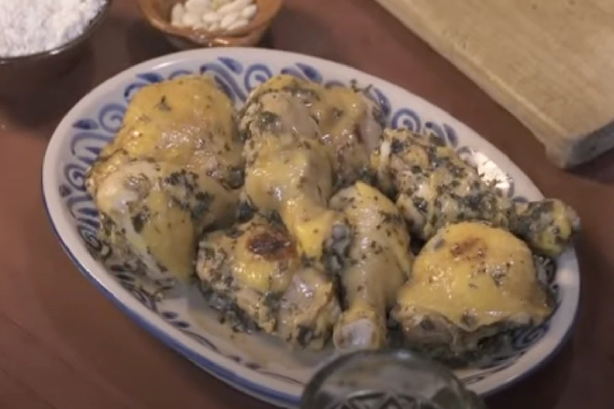 La preparación de pollo en perejil de Yuri de Gortari