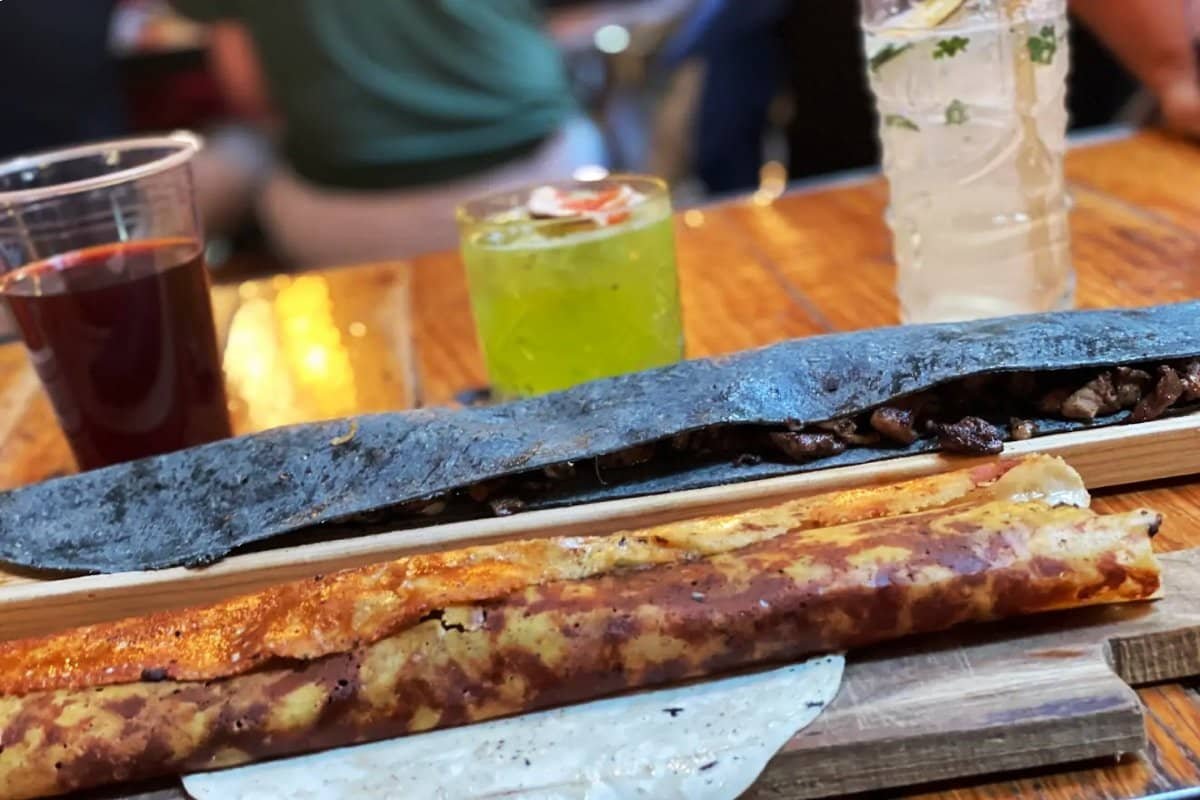 Quesadilla de 60 cm de tortilla azul