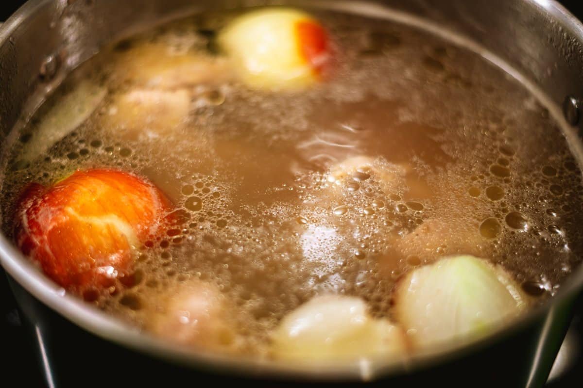 Cocción de manzanas en olla de metal