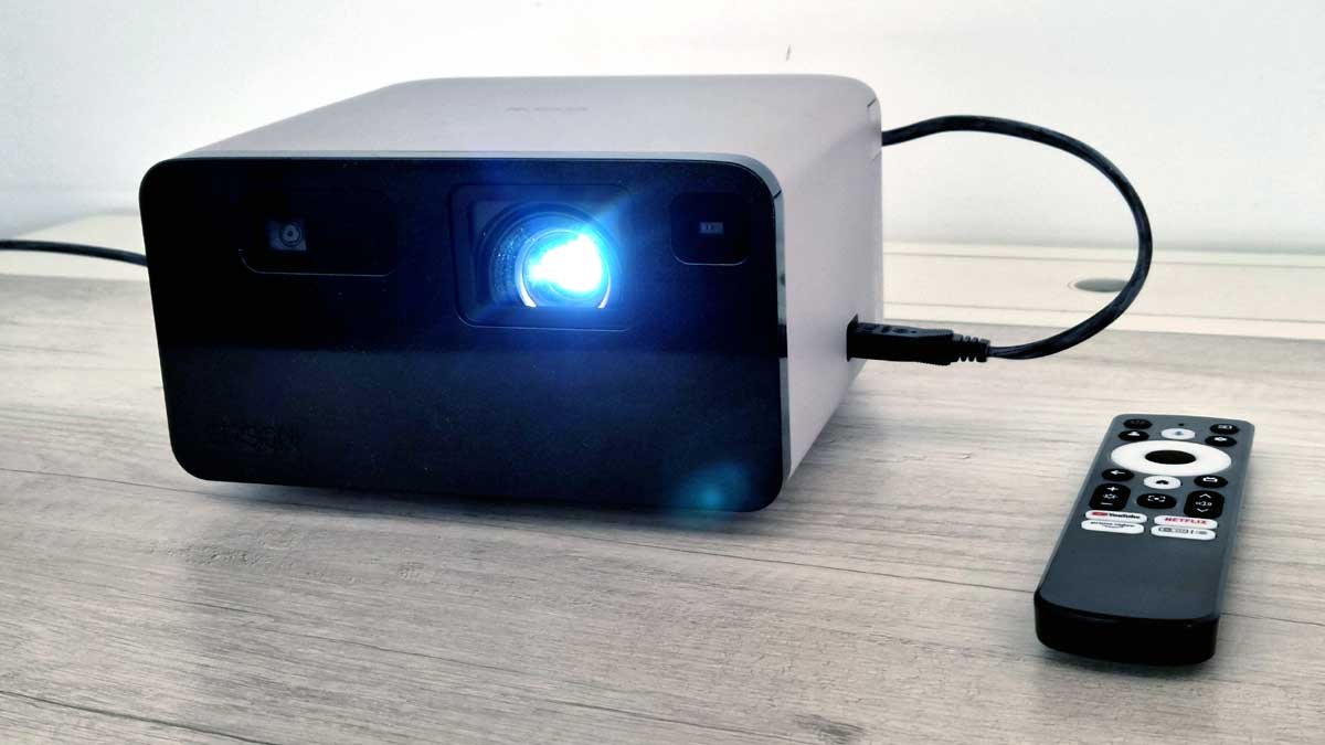 El proyector incluye un control remoto para sus ajustes y gestión.
