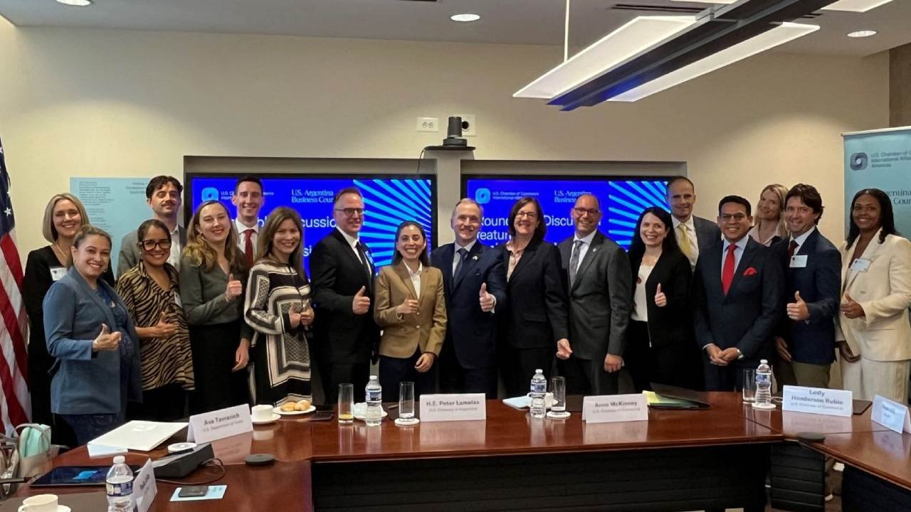 Peter Lamelas, en el centro y con pulgar arriba, junto con empresarios del sector privado de EEUU