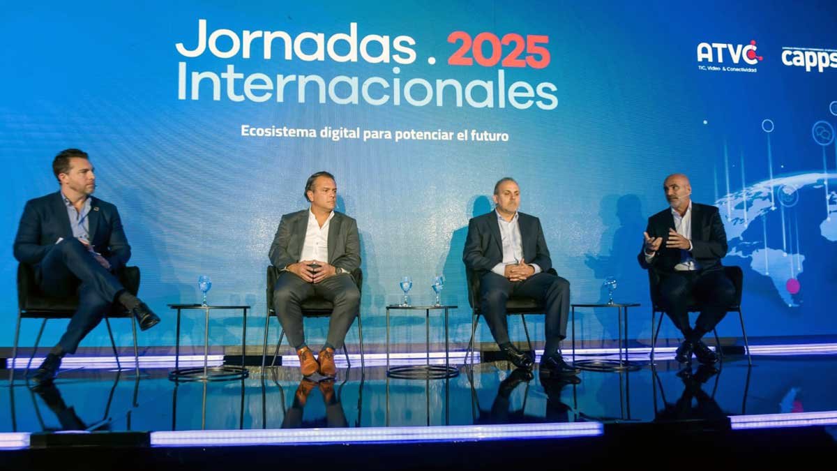 Roberto Nobile (primero desde la derecha) en las Jornadas Internacionales 2025 de ATVC y CAPPSA.