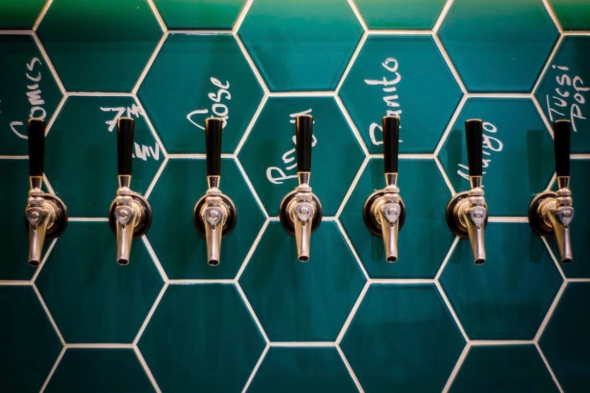 líneas de cerveza artesanal en Falling Piano CDMX