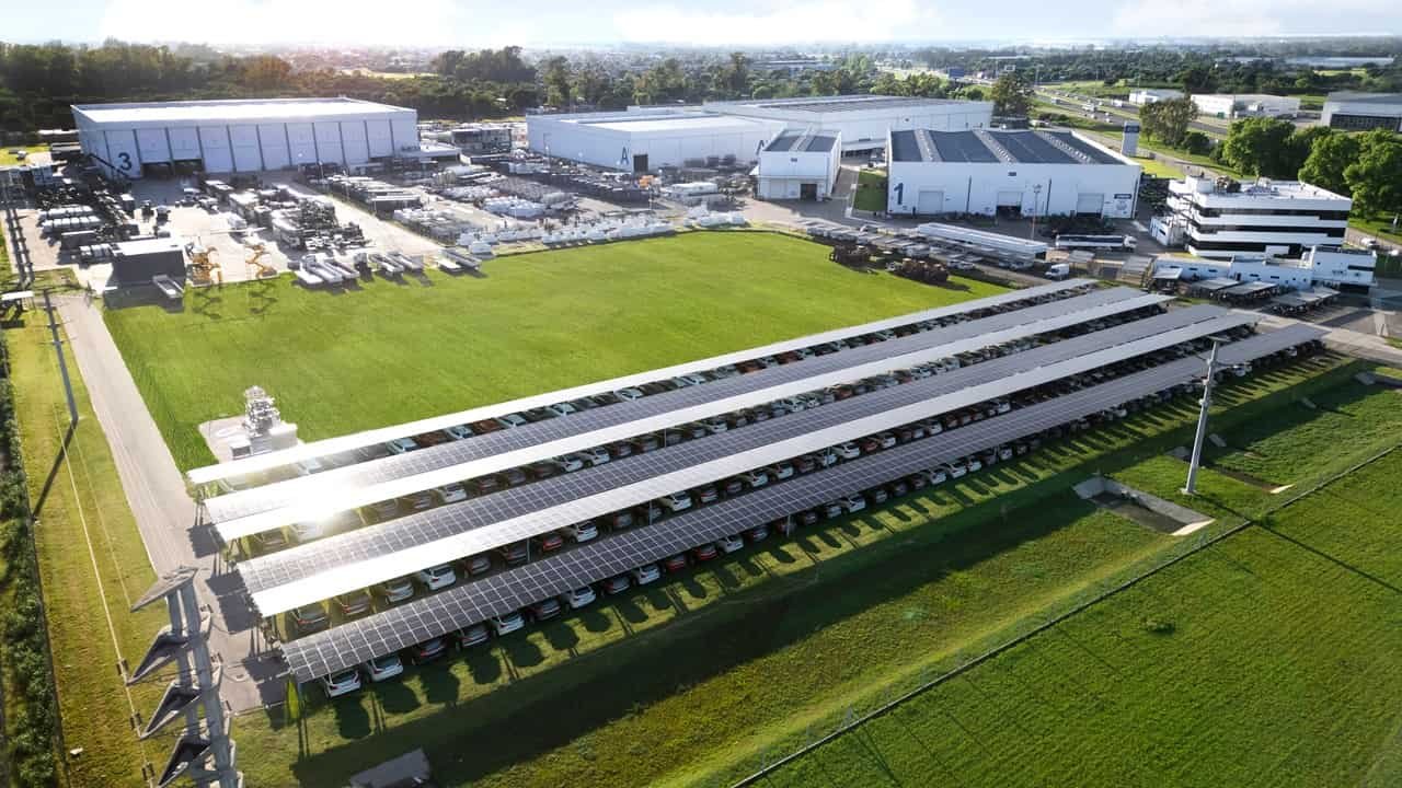 En solo cuatro meses, Secco creó una estructura para proteger a 360 vehículos con energía solar.