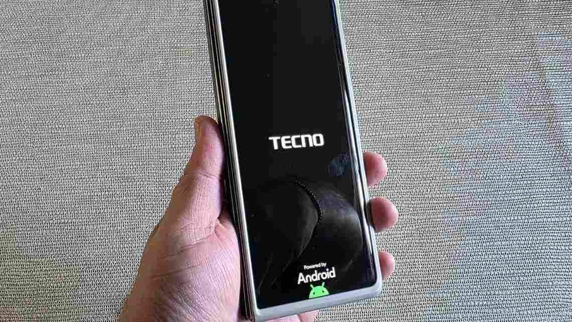 Pantalla externa del Tecno Phantom V Fold 2