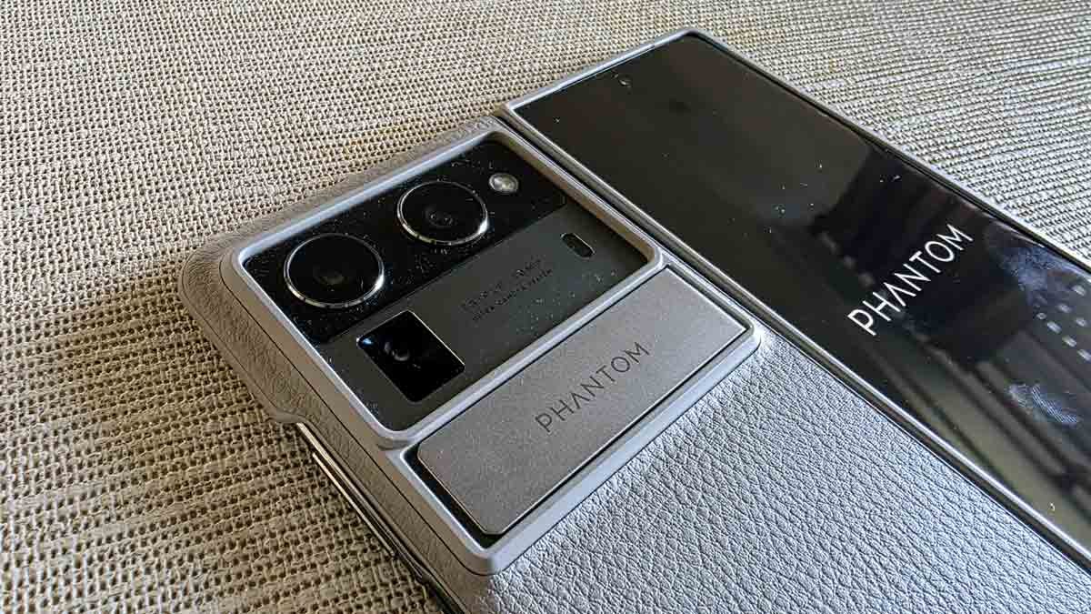 Un componente de la cubierta sirve de soporte metálico del celular