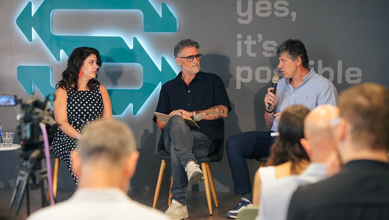 Milagros Miceli, Juan Santiago (CEO y fundador, Santex) y Walter Abrigo (socio y Director General, S