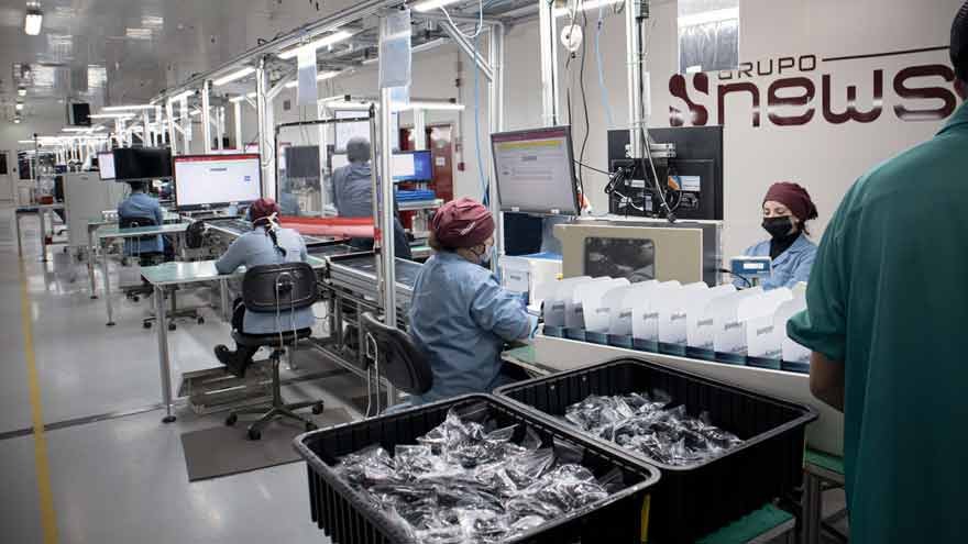 Línea de producción de celulares en una planta de Newsan en Ushuaia.