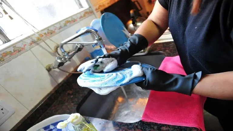 Empleada doméstica: cuándo es la próxima paritaria para definir aumento de sueldo