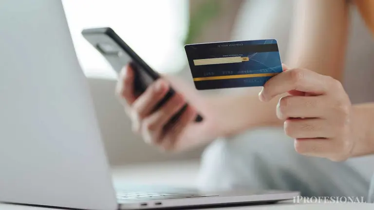 Signo de la crisis: consumidores descubrieron un "rulo" para financiarse gratis con la tarjeta de crédito