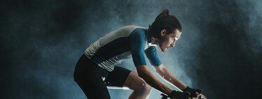 Los enormes beneficios de la bicicleta estática: la ciencia revela la cantidad de minutos de este ejercicio que equivalen a un entrenamiento intenso