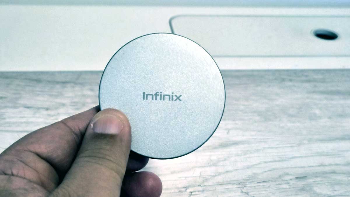 El celular incluye un kit de carga inalámbrica.