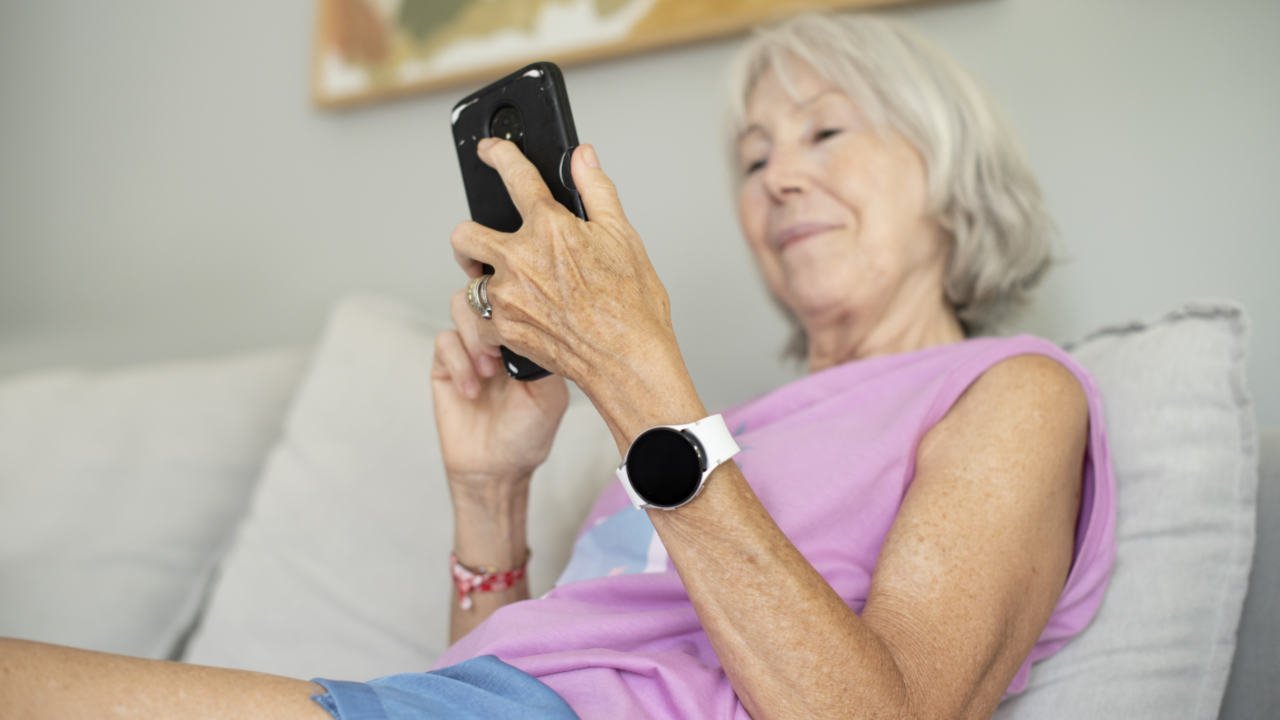 Ellie Care vincula el reloj a la red de Claro para monitorear personas.