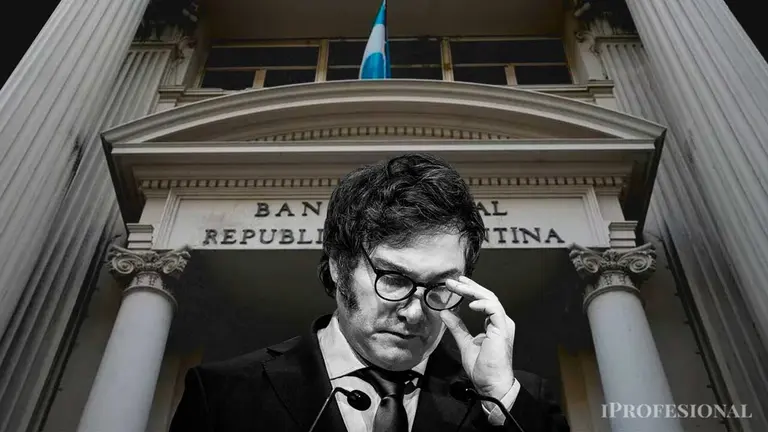 Javier Milei se baja los lentes con una imagen del BCRA de fondo. Imagen generada por iProfesional