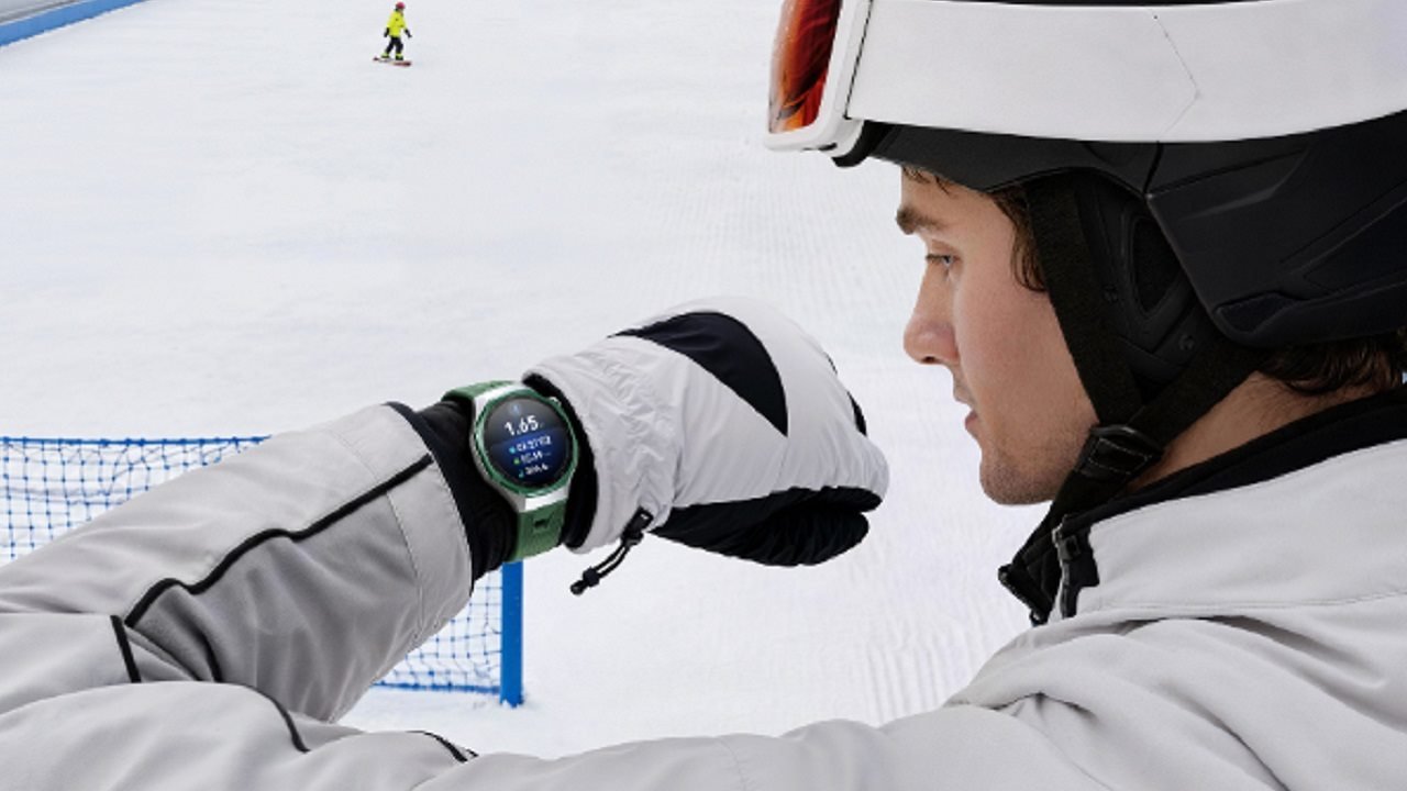Un esquiador mirando su smartwach Huawei Watch GT 7 en una pista de esquí