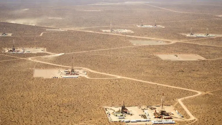 Foto aérea de distintos pozos petroleros en Vaca Muerta, provincia de Neuquen. Imagen de archivo