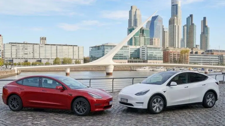 Dos autos tesla en Puerto Madero, Argentina