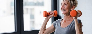Todos los beneficios para las mujeres de empezar a entrenar con pesas durante la menopausia 