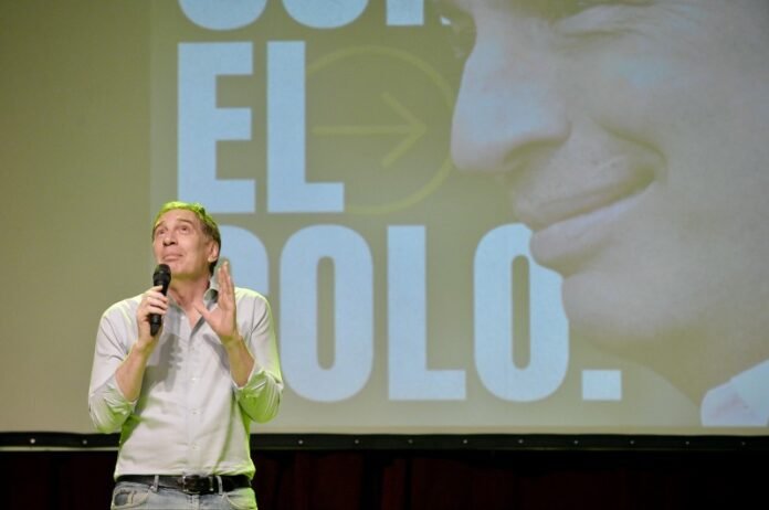 Con globos amarillos, Santilli busca reflotar la campaña: