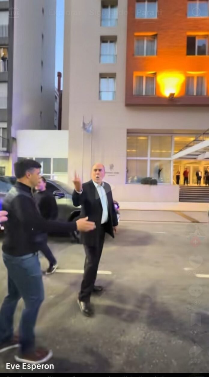 El moderado Francos le hizo fuck you a un ciudadano que protestó por la deuda