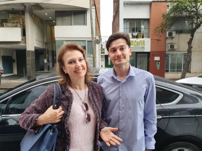Se descontrola la interna libertaria: Pareja atacó a Traductor Te ama en el acto de cierre de Rosario
